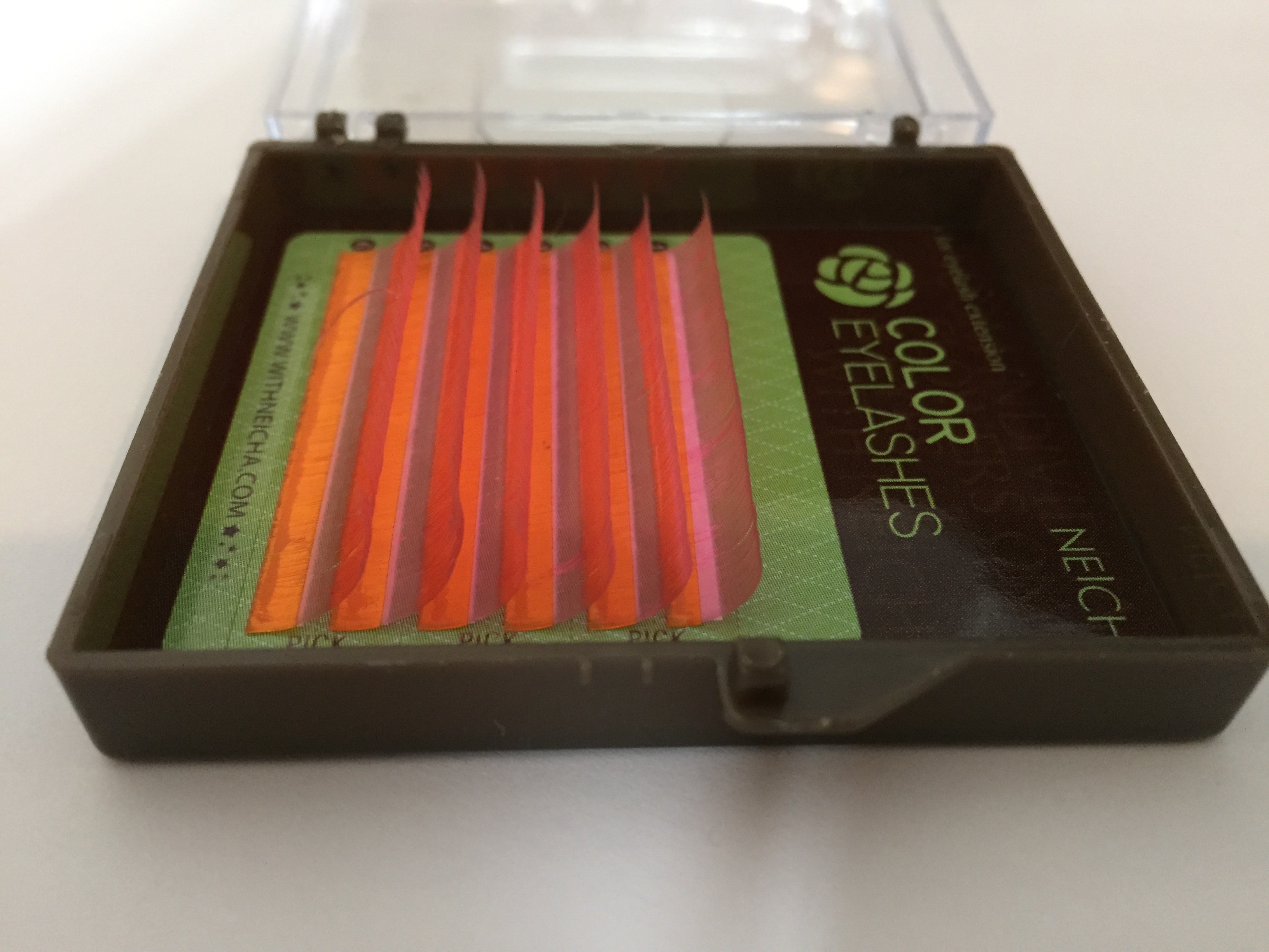 Neicha Fluorscent Lashes Red-Orange C krul  supermooie wimperextensions om een kleurrijke look te creeëren