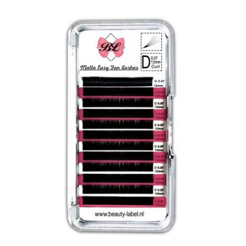 Beauty Label Matte Easy Fan Lashes C Krul – Diepzwarte matte easy fan wimperextensions met een natuurlijke C-krul. Perfect voor eenvoudig waaieren, geschikt voor zowel beginners als professionals. Lengtes 7 t/m 15mm.